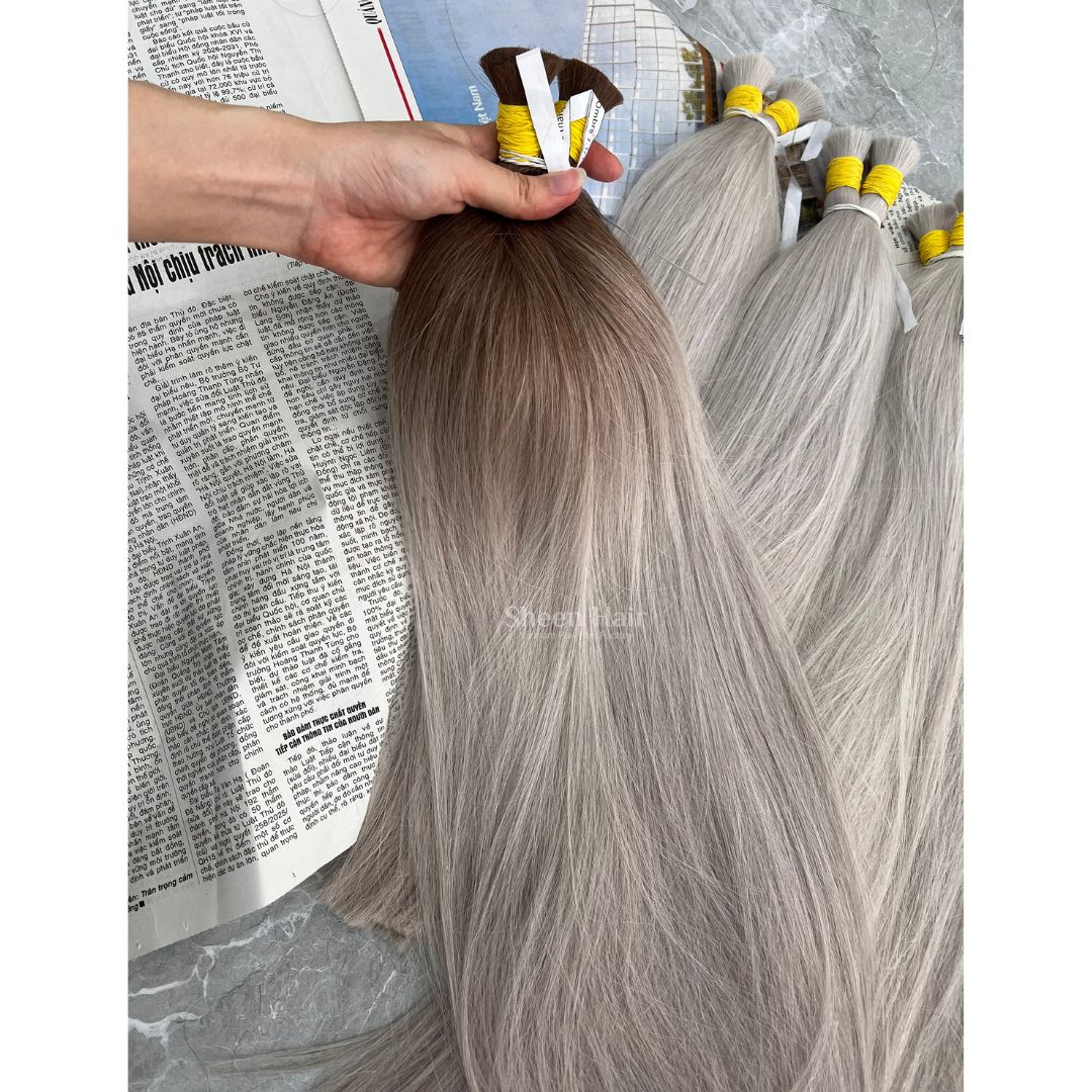 Extension de cabello ombré cenizo - 24 pulgadas - Best custom silver color 6 Master colorists inspecting root transitions and cuticle strength on custom Ombre blond bulk hair extensions extension de cabello ombré cenizo